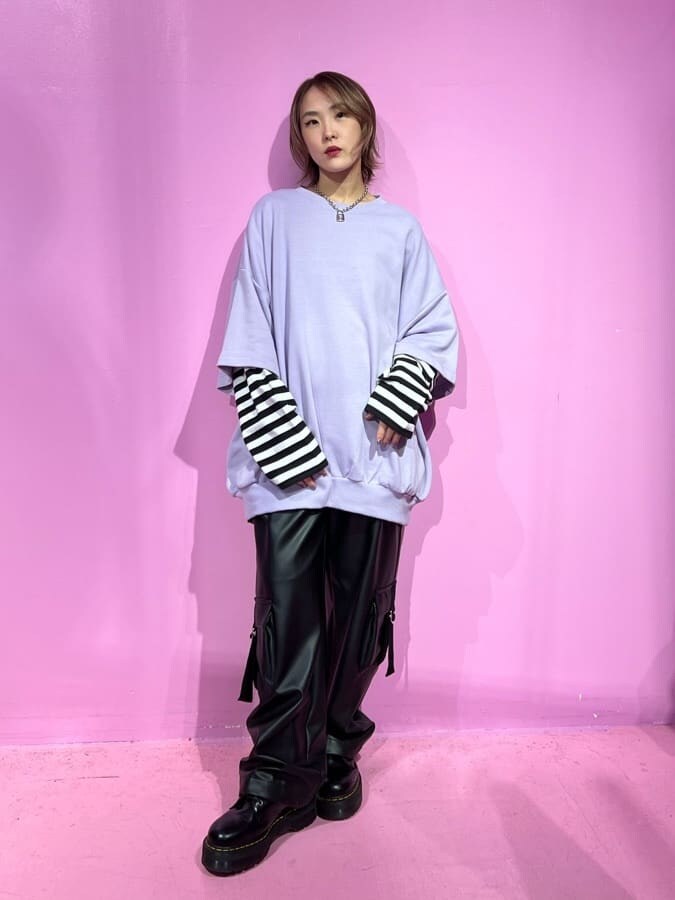 ブラック系のブーツ、ブラック系のTシャツ/カットソー、パープル系のスウェットを着用したレディースの秋コーディネートの2枚目の写真