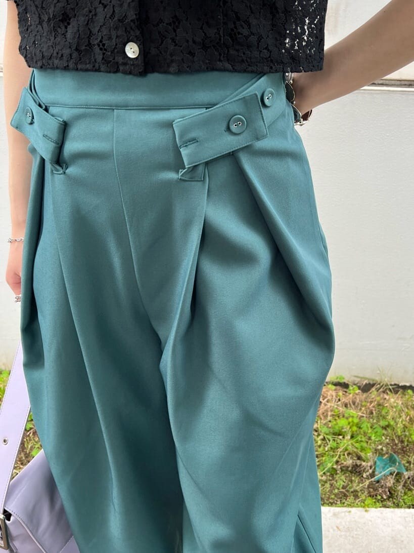 ブラック系のブーツ、ブラック系のキャミソール、パープル系のハンドバッグを着用したレディースの夏コーディネートの8枚目の写真