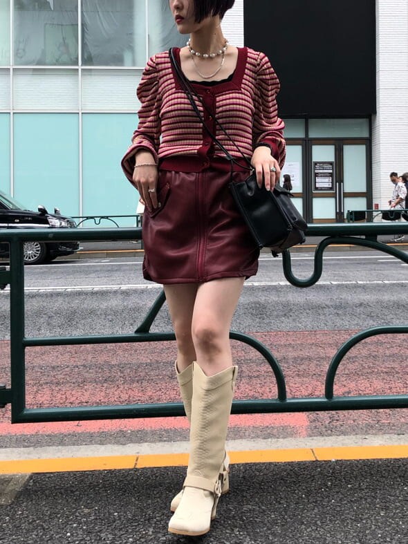 ホワイト系のブーツ、ホワイト系のMA-1、レッド系のカーディガン/ボレロを着用したレディースの夏コーディネートの5枚目の写真