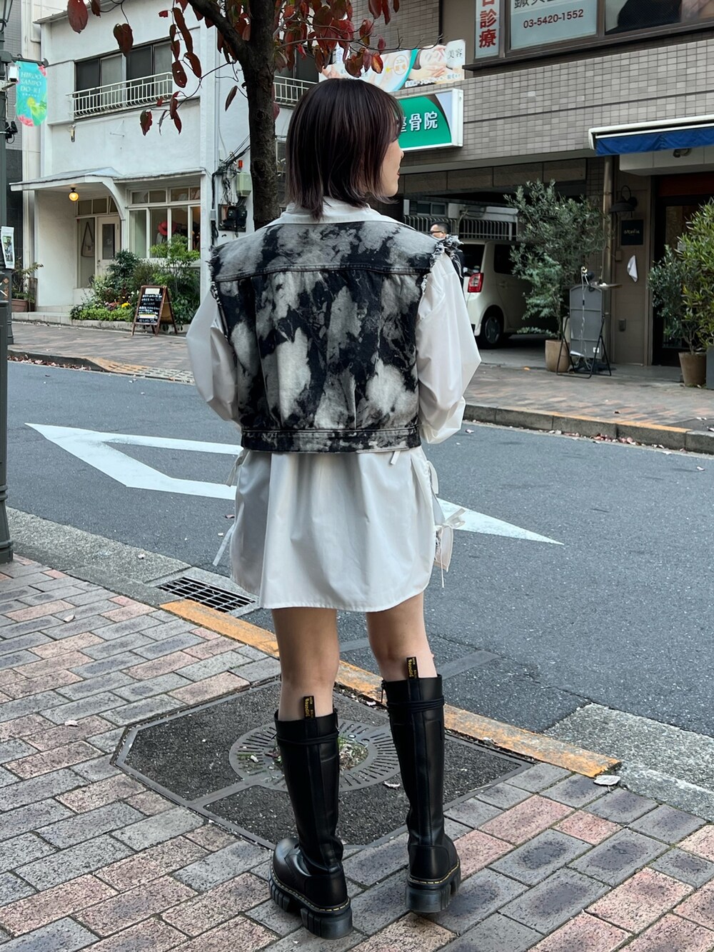 ブラック系のデニムジャケット、ホワイト系のシャツ/ブラウス、ブラック系のデニムパンツを着用したレディースの冬コーディネートの3枚目の写真