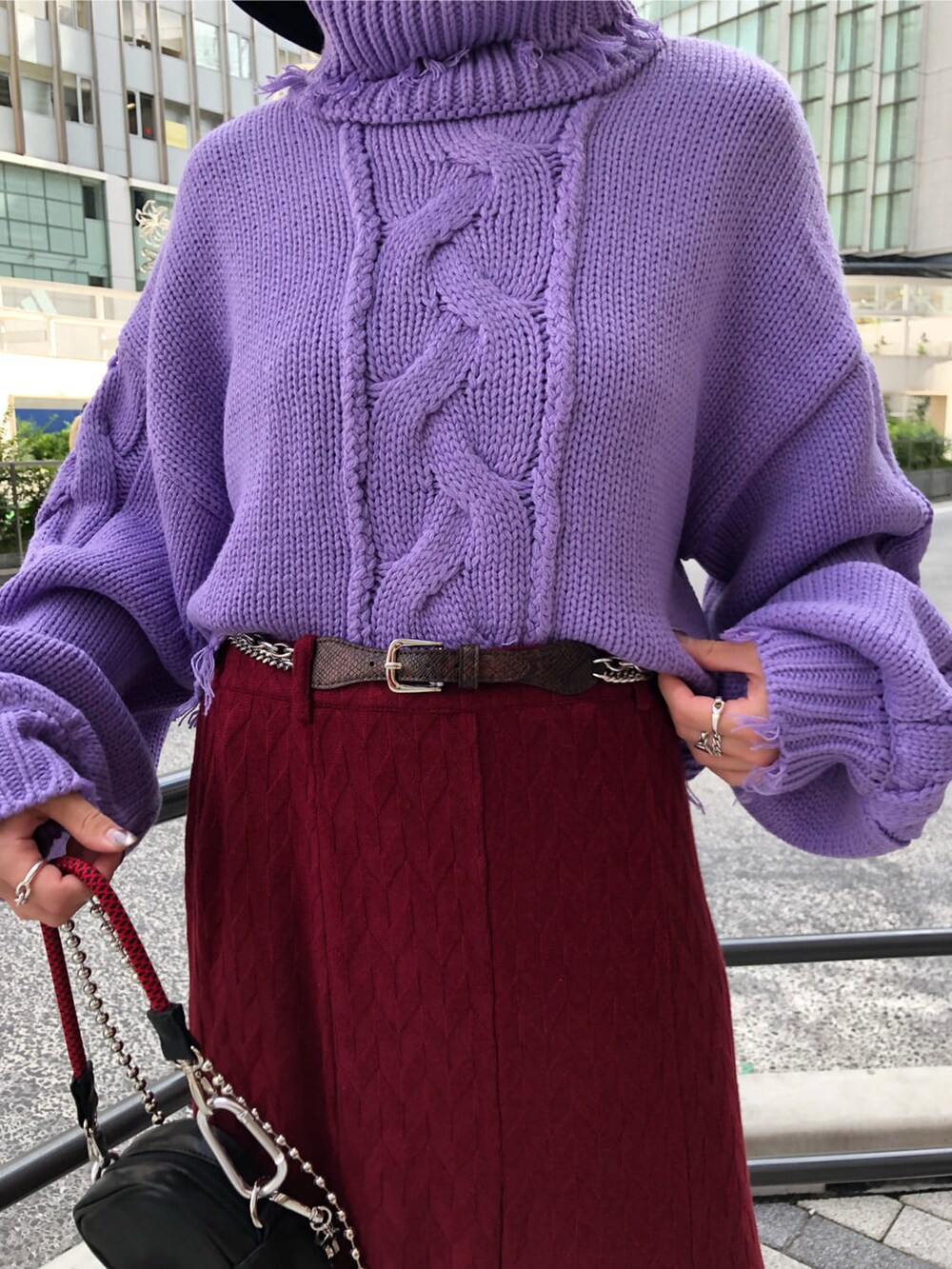 ブラック系のブーツ、ブラック系のショルダーバッグ、パープル系のニット/セーターを着用したレディースの秋コーディネートの8枚目の写真