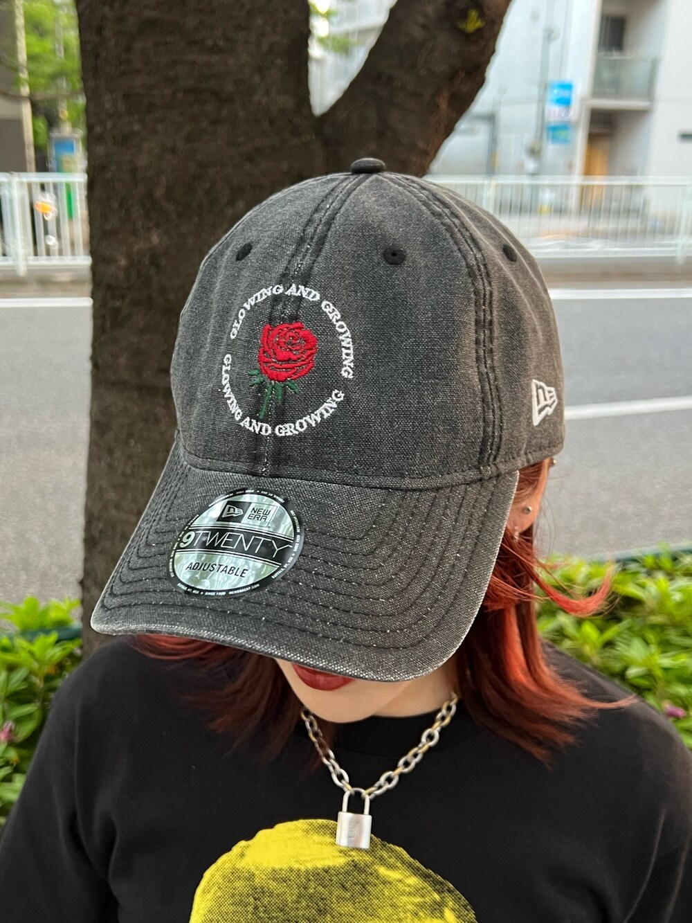 ブラック系のTシャツ/カットソー、ホワイト系のスカート、ブラック系のハンドバッグを着用したレディースの夏コーディネートの10枚目の写真