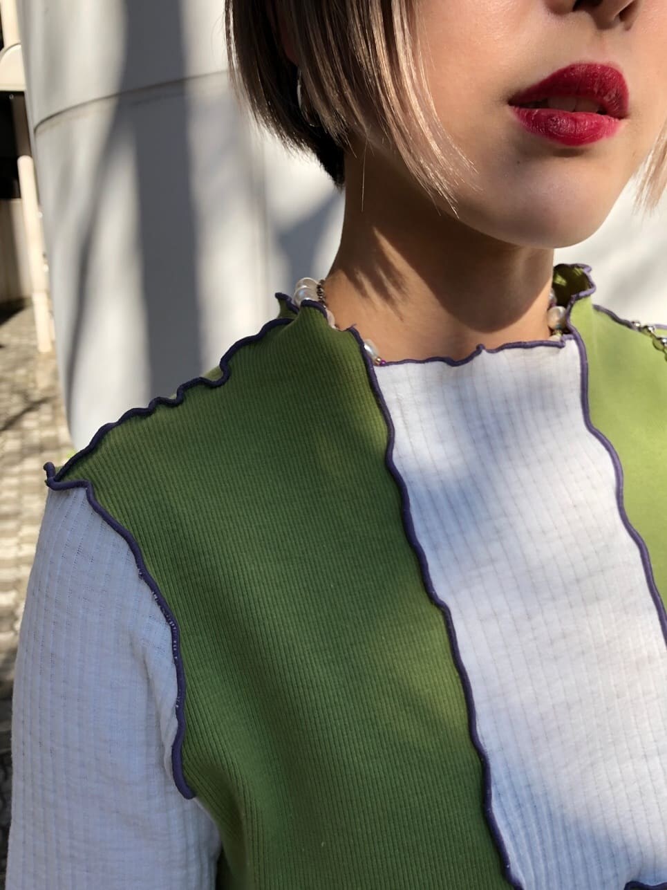 イエロー系のボストンバッグ、ブラック系のデニムパンツ、グリーン系のTシャツ/カットソーを着用したレディースの夏コーディネートの8枚目の写真