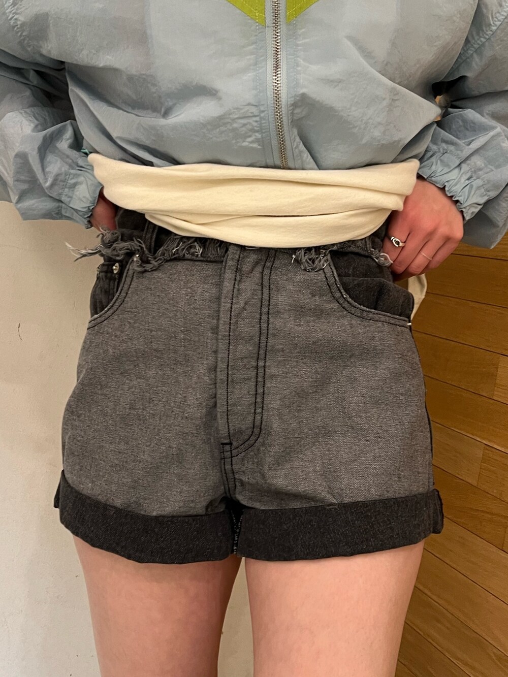 ブルー系のブルゾン、ホワイト系のTシャツ/カットソー、その他のブーツを着用したレディースの春コーディネートの8枚目の写真