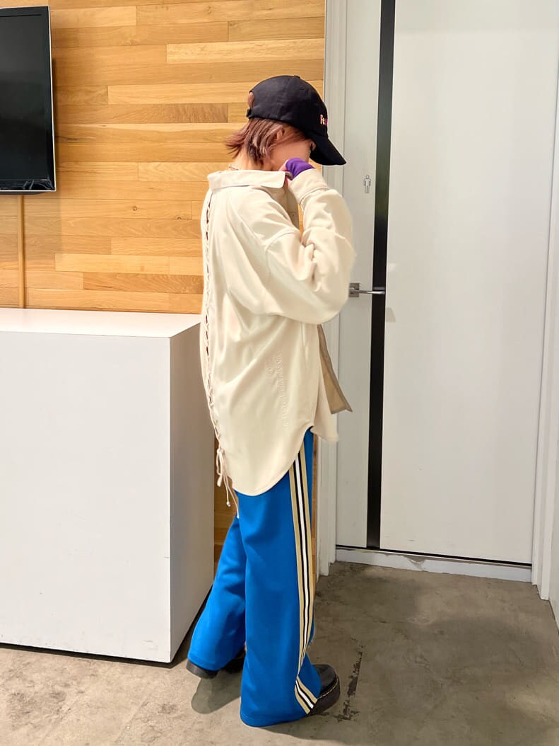 ブラック系のブーツ、ホワイト系のシャツ/ブラウス、パープル系のTシャツ/カットソーを着用したレディースの秋コーディネートの4枚目の写真