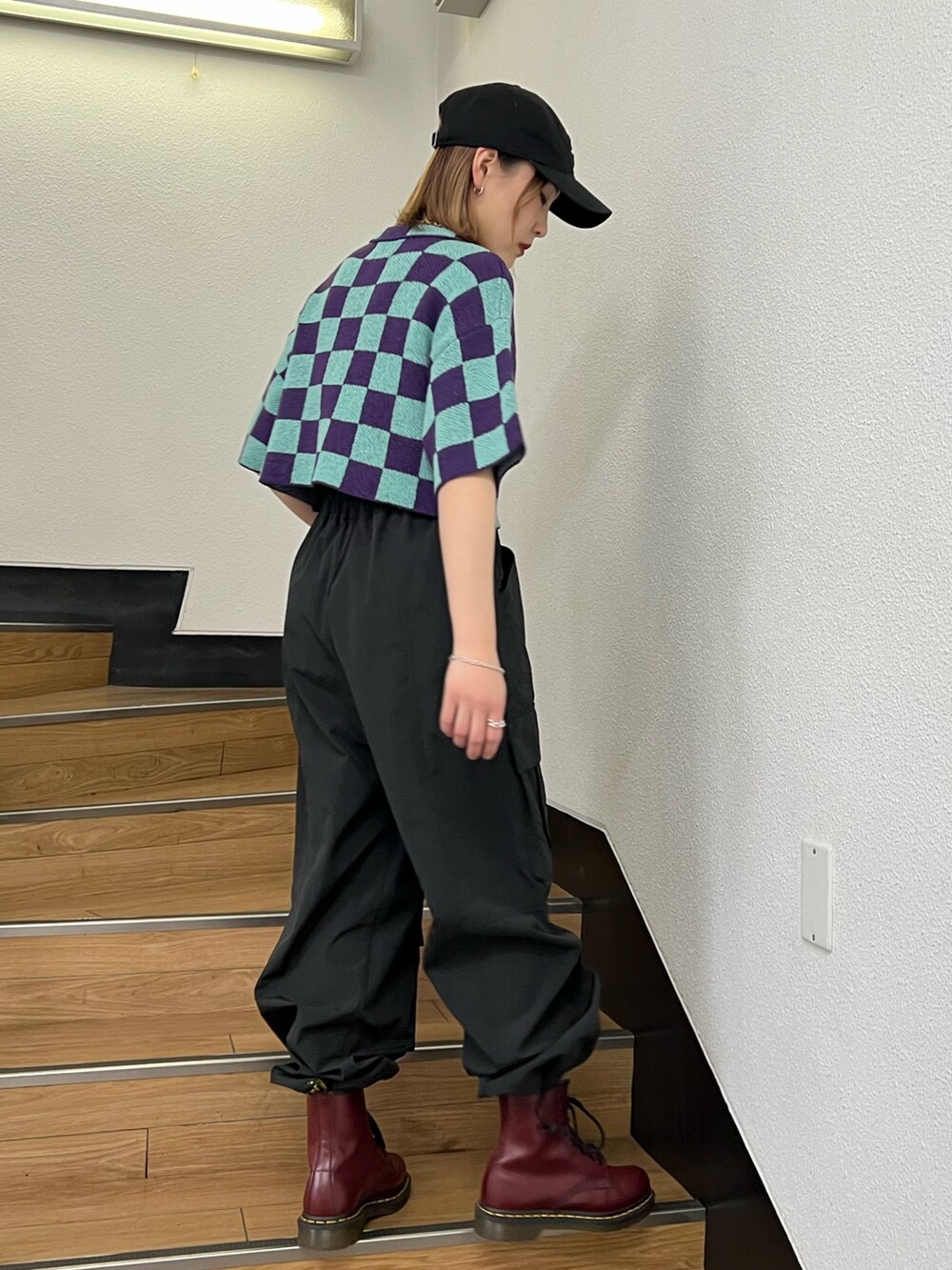 ブラック系のカーゴパンツ、パープル系のカーディガン/ボレロ、ブラック系のキャップを着用したレディースの春コーディネートの4枚目の写真