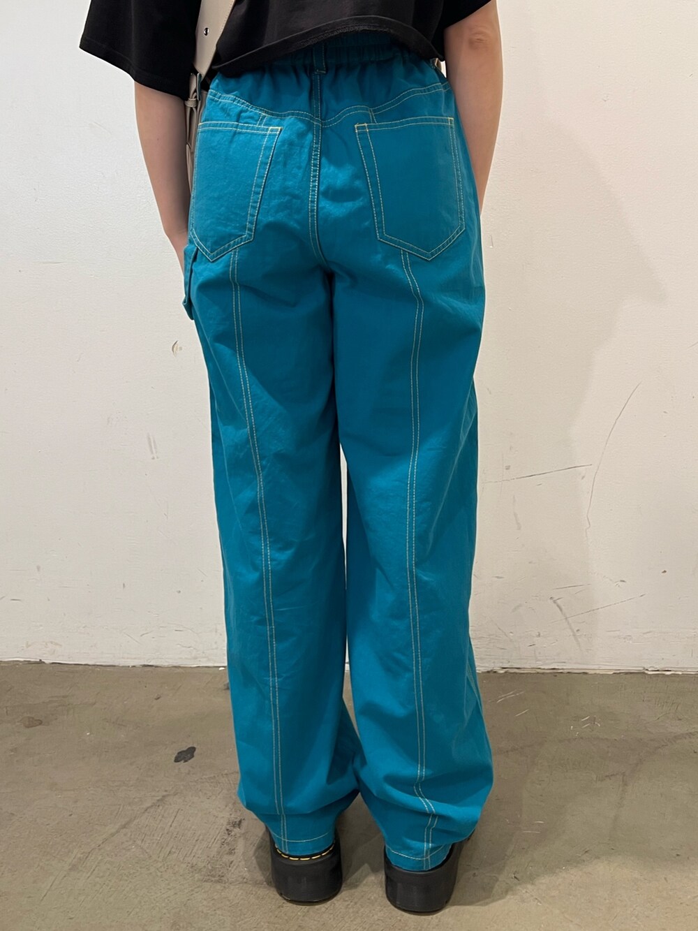 ブラック系のTシャツ/カットソー、ブルー系のその他パンツ、ホワイト系のメッセンジャーバッグを着用したレディースの夏コーディネートの7枚目の写真