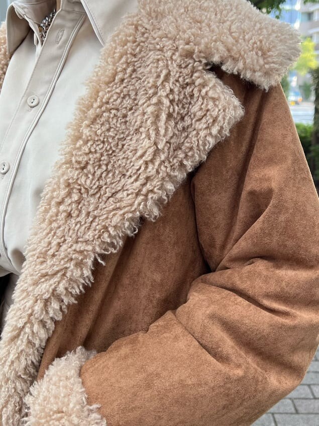 ブラック系のブーツ、ホワイト系のシャツ/ブラウス、ホワイト系のスカートを着用したレディースの秋コーディネートの7枚目の写真