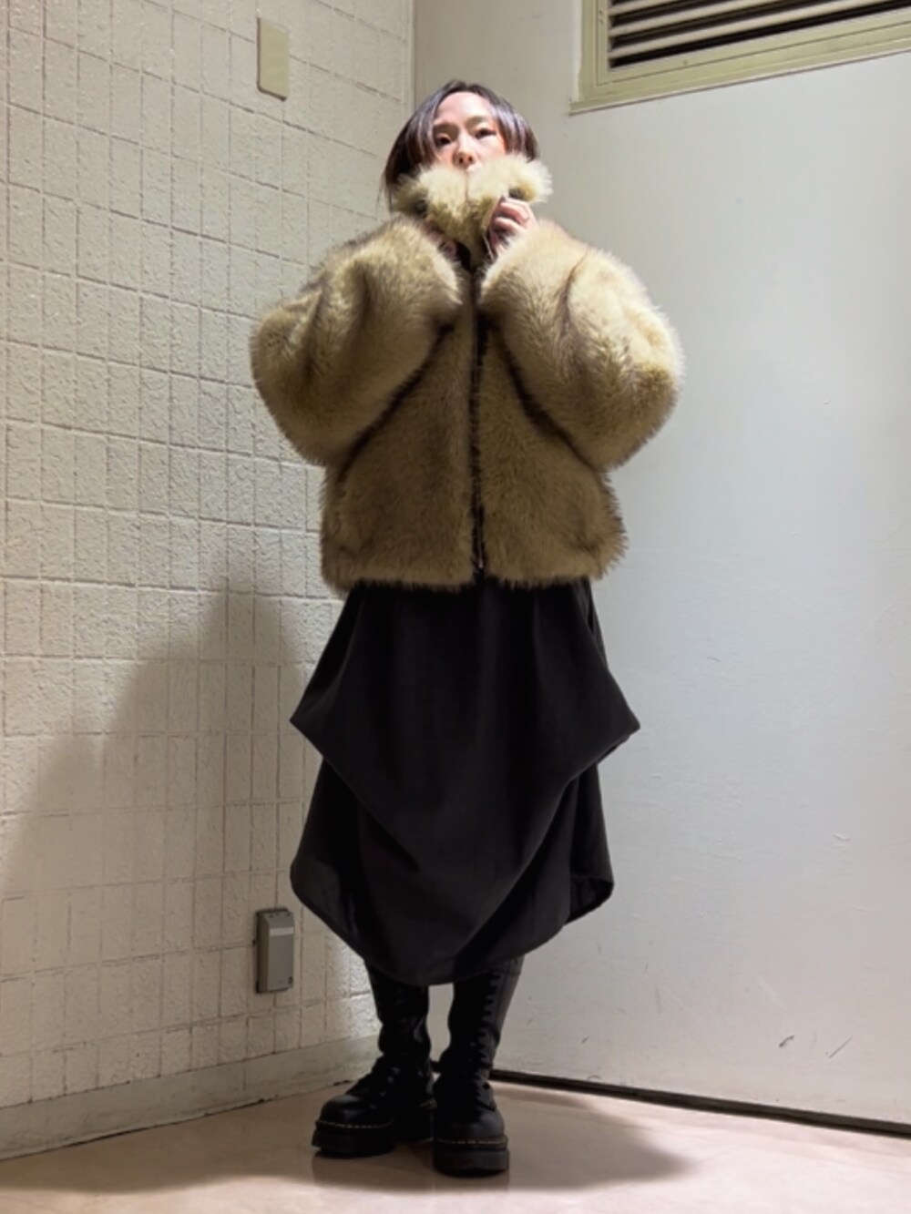 ベージュ系のその他アウター、グレー系のワンピース、ブラック系のブーツを着用したレディースの秋コーディネートの10枚目の写真