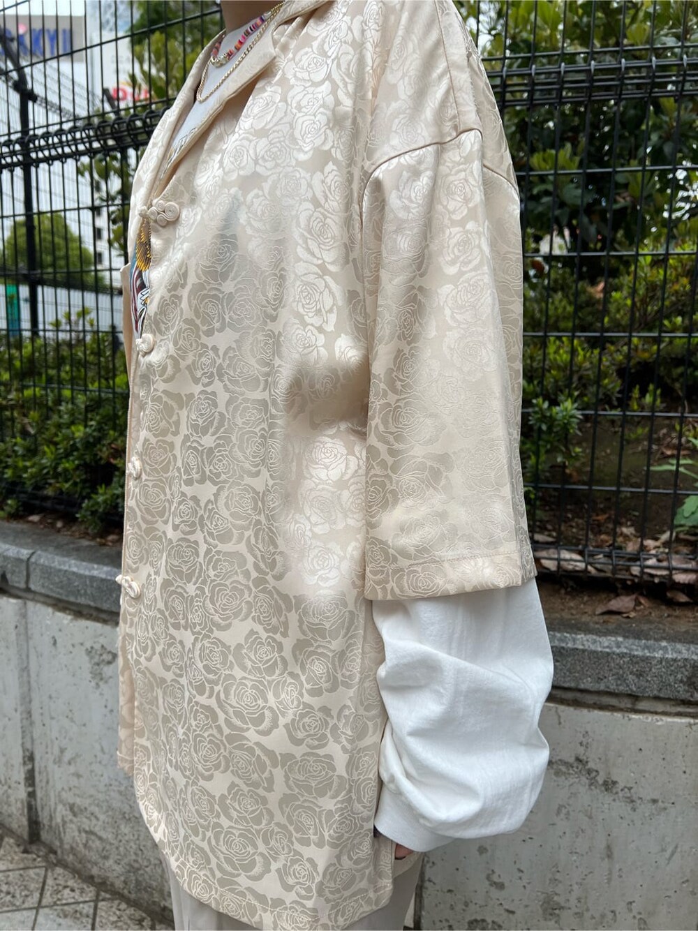 ホワイト系のスラックス、ホワイト系のシャツ/ブラウス、ホワイト系のTシャツ/カットソーを着用したレディースの春コーディネートの8枚目の写真