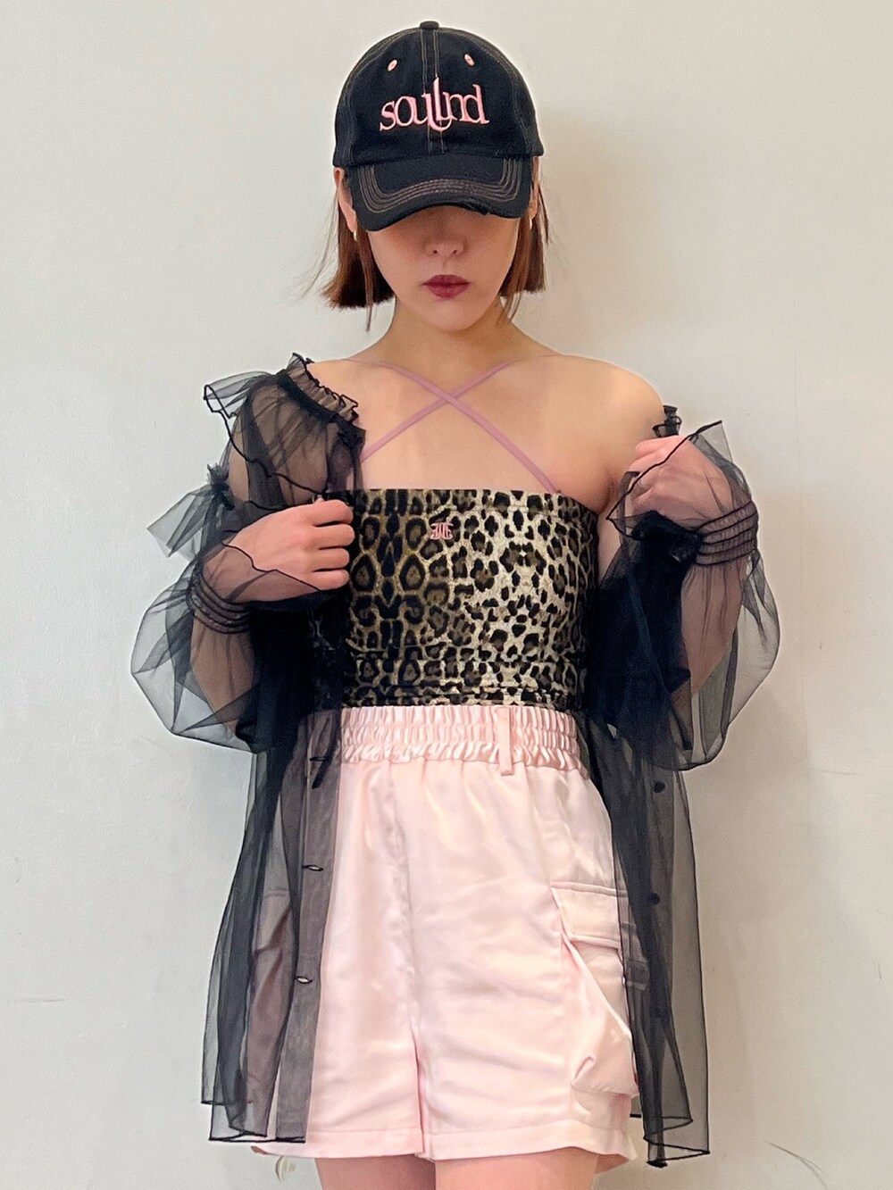 ブラック系のシャツ/ブラウス、ブラウン系のキャミソール、ピンク系のその他パンツを着用したレディースの春コーディネートの8枚目の写真