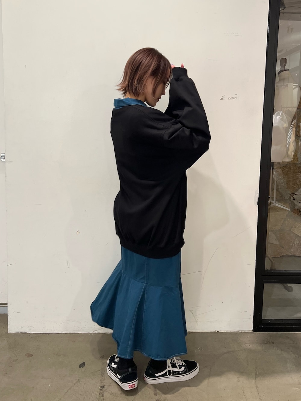 ブラック系のTシャツ/カットソー、ブルー系のワンピースを着用したレディースの冬コーディネートの4枚目の写真