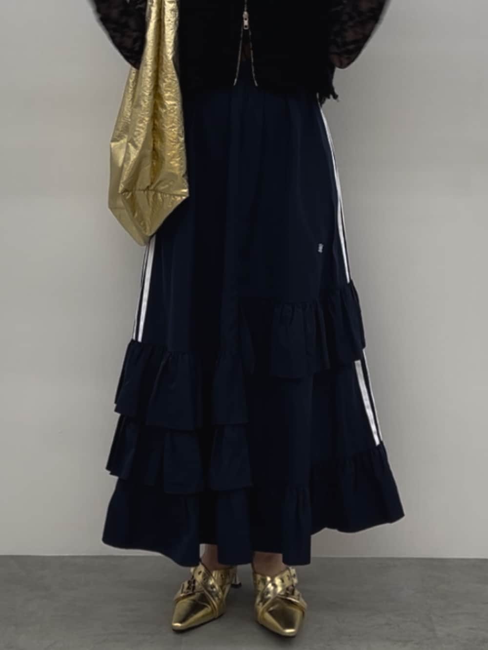 ブラック系のベスト、ブラック系のTシャツ/カットソー、ゴールド系のパンプスを着用したレディースの夏コーディネートの10枚目の写真