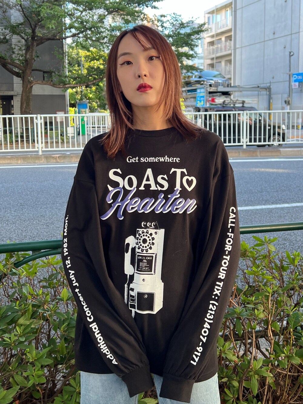 ブラック系のTシャツ/カットソー、ホワイト系のブルゾン、ブラック系のブーツを着用したレディースの夏コーディネートの10枚目の写真