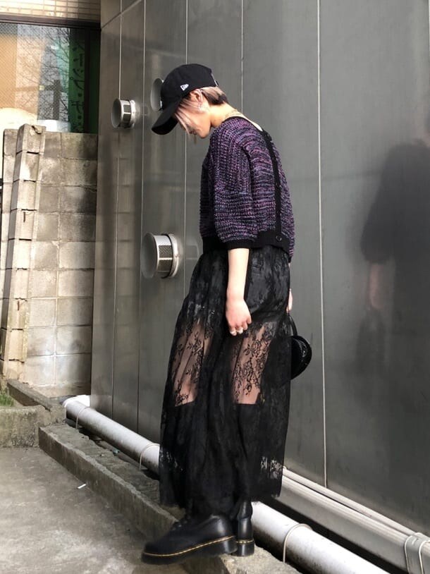 ブラック系のブーツ、ブラック系のデニムパンツ、ブラック系のショルダーバッグを着用したレディースの春コーディネートの2枚目の写真