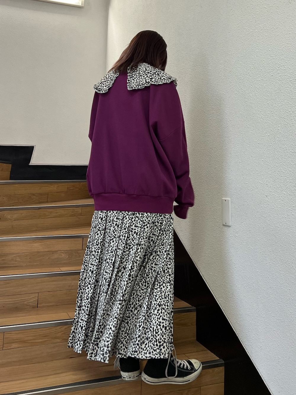 パープル系のワンピース、ブラック系のTシャツ/カットソーを着用したレディースの秋コーディネートの10枚目の写真