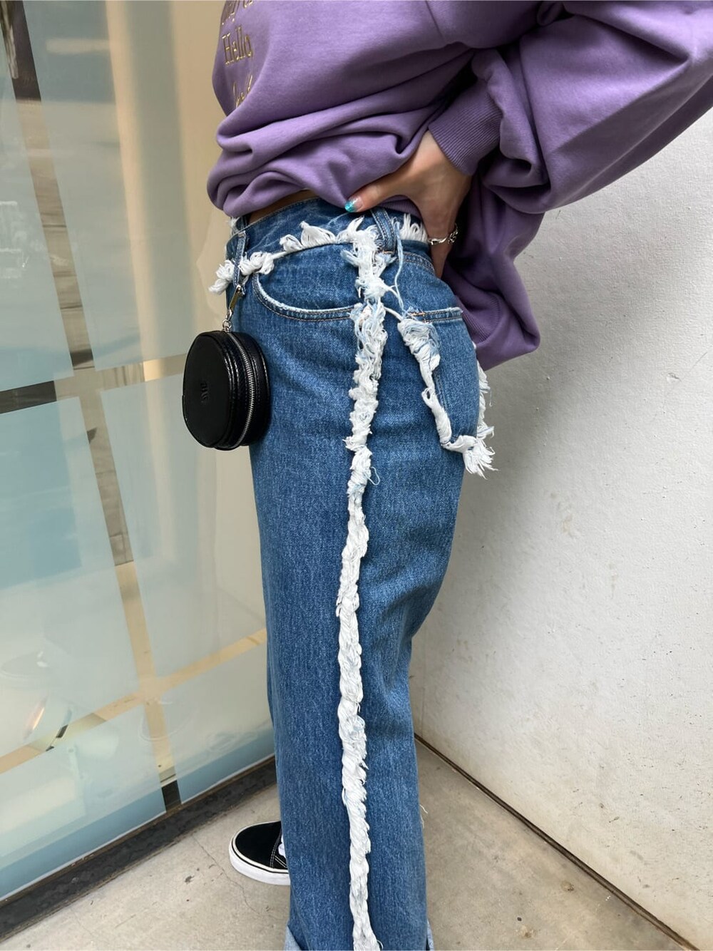 ホワイト系のTシャツ/カットソー、ブラック系のハンドバッグ、ブルー系のデニムパンツを着用したレディースの夏コーディネートの9枚目の写真