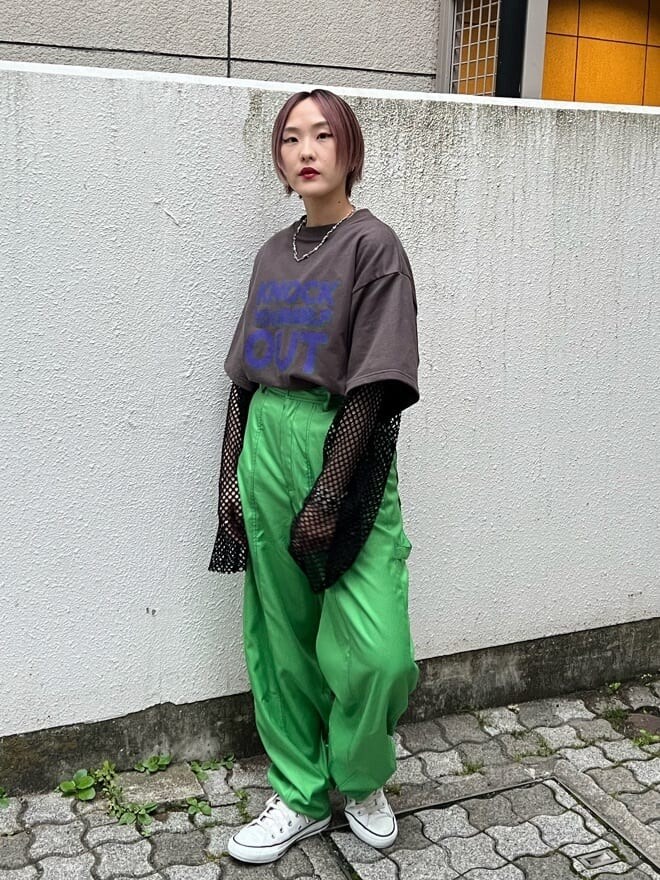 グリーン系のスラックス、ブラック系のTシャツ/カットソー、ブラック系のワンピースを着用したレディースの夏コーディネートの5枚目の写真