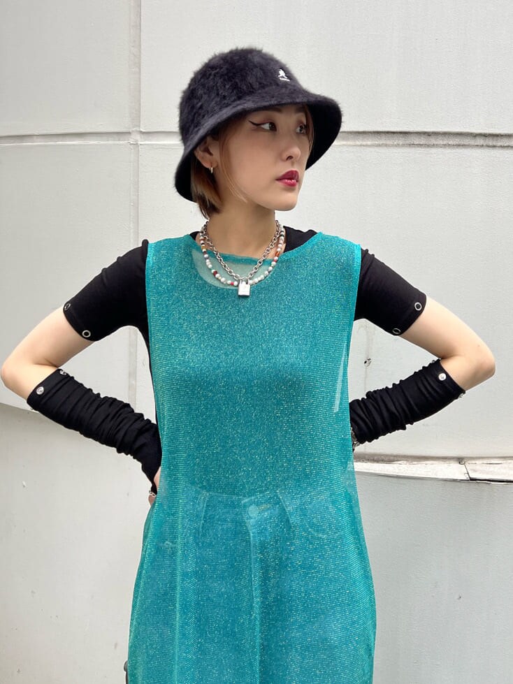 ブラック系のブーツ、ブルー系のデニムパンツ、ブラック系のTシャツ/カットソーを着用したレディースの夏コーディネートの5枚目の写真