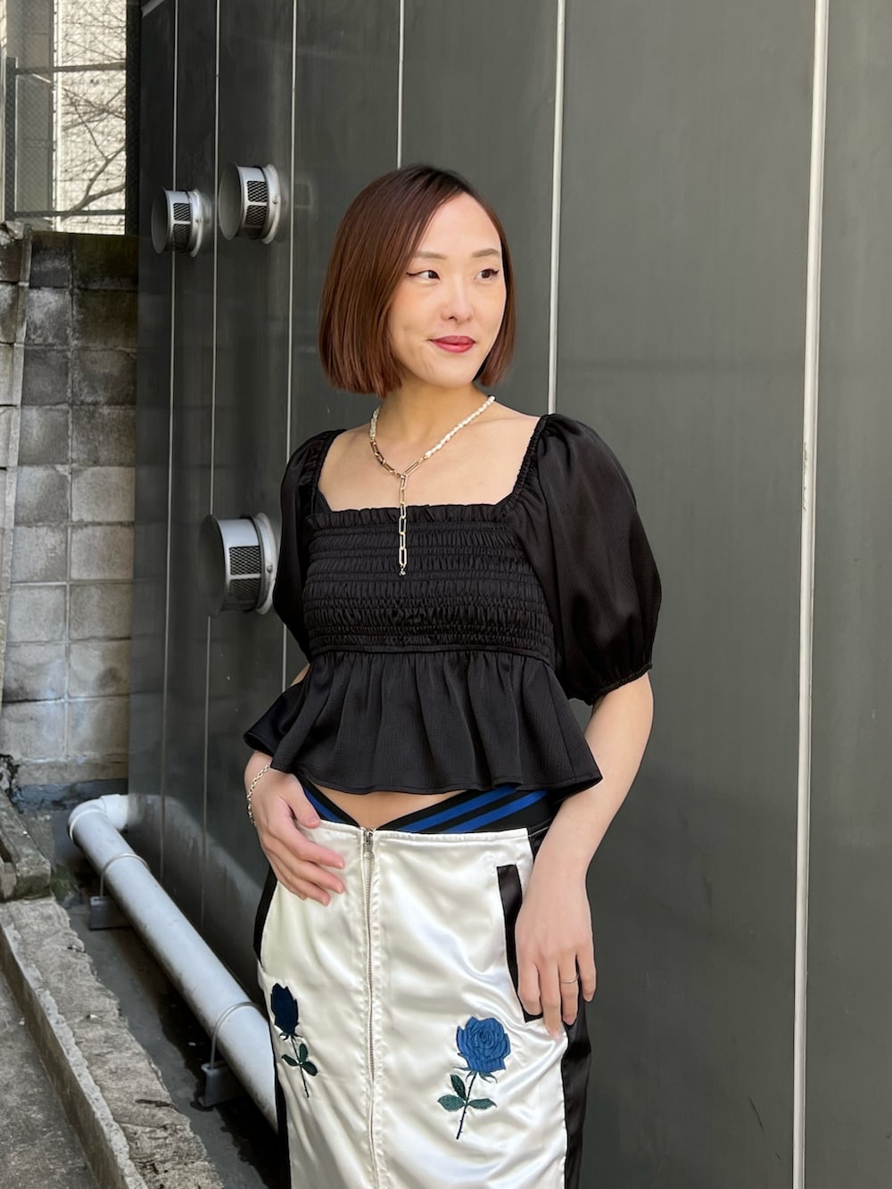 ホワイト系のスカジャン、ホワイト系のスカート、ブラック系のシャツ/ブラウスを着用したレディースの冬コーディネートの8枚目の写真