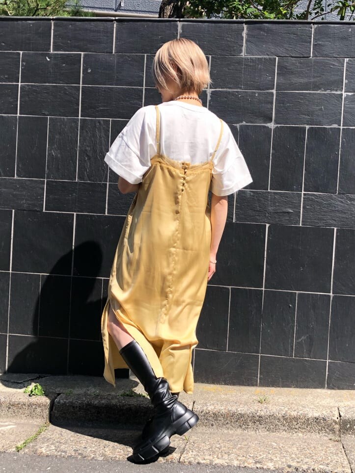 ブラック系のブーツ、グリーン系のワンピース、ホワイト系のTシャツ/カットソーを着用したレディースの夏コーディネートの4枚目の写真