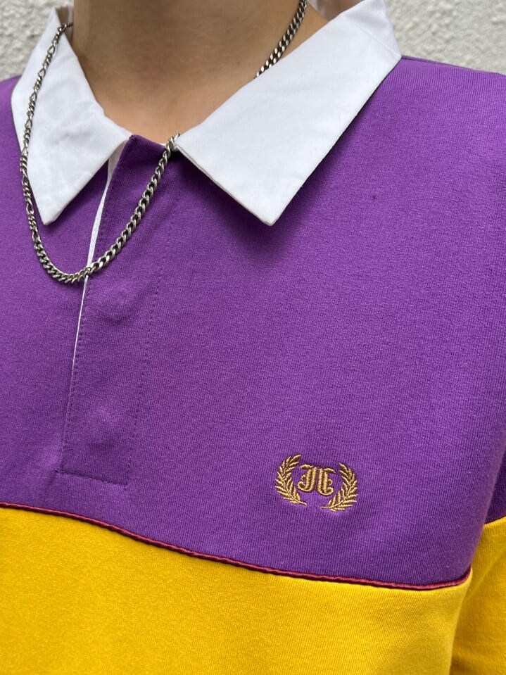 パープル系のワンピース、ブラック系のローファー、ブラック系のキャップを着用したレディースの春コーディネートの6枚目の写真