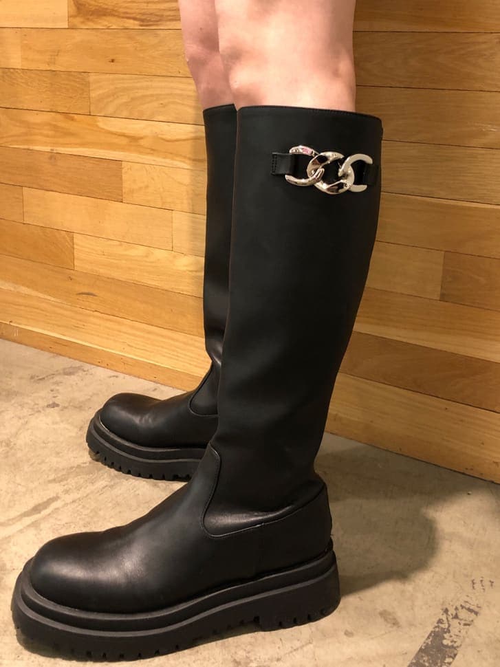 その他のその他パンツ、ブラック系のブーツ、ブルー系のスウェットを着用したレディースの冬コーディネートの7枚目の写真