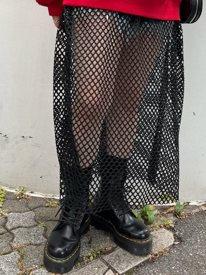 ブルー系のデニムパンツ、ブラック系のその他シューズ、ブラック系のワンピースを着用したレディースの夏コーディネートの8枚目の写真