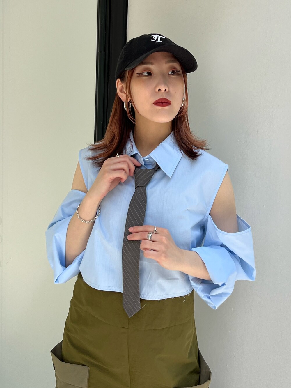 グリーン系のサロペット/オーバーオール、ブルー系のシャツ/ブラウス、ブラック系のキャップを着用したレディースの夏コーディネートの5枚目の写真