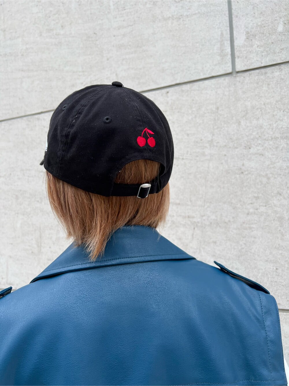 ブラック系のデニムパンツ、ホワイト系のTシャツ/カットソー、ブラック系のブーツを着用したレディースの秋コーディネートの10枚目の写真