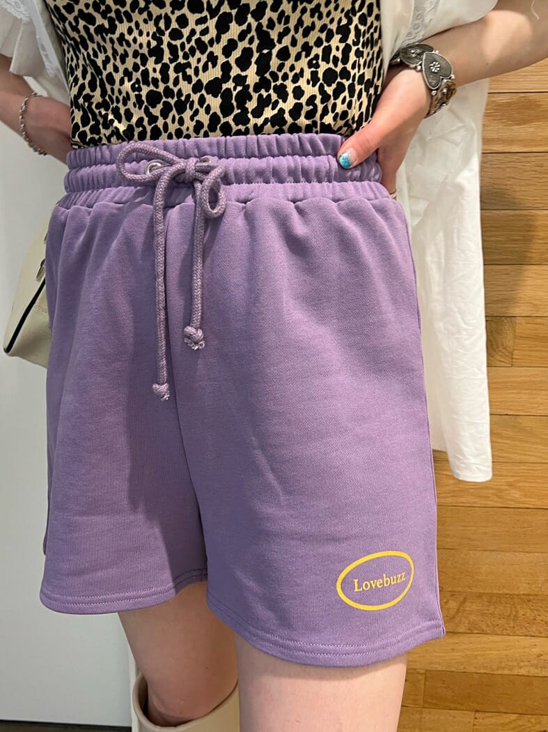 ホワイト系のボストンバッグ、ホワイト系のシャツ/ブラウス、ベージュ系のTシャツ/カットソーを着用したレディースの夏コーディネートの7枚目の写真