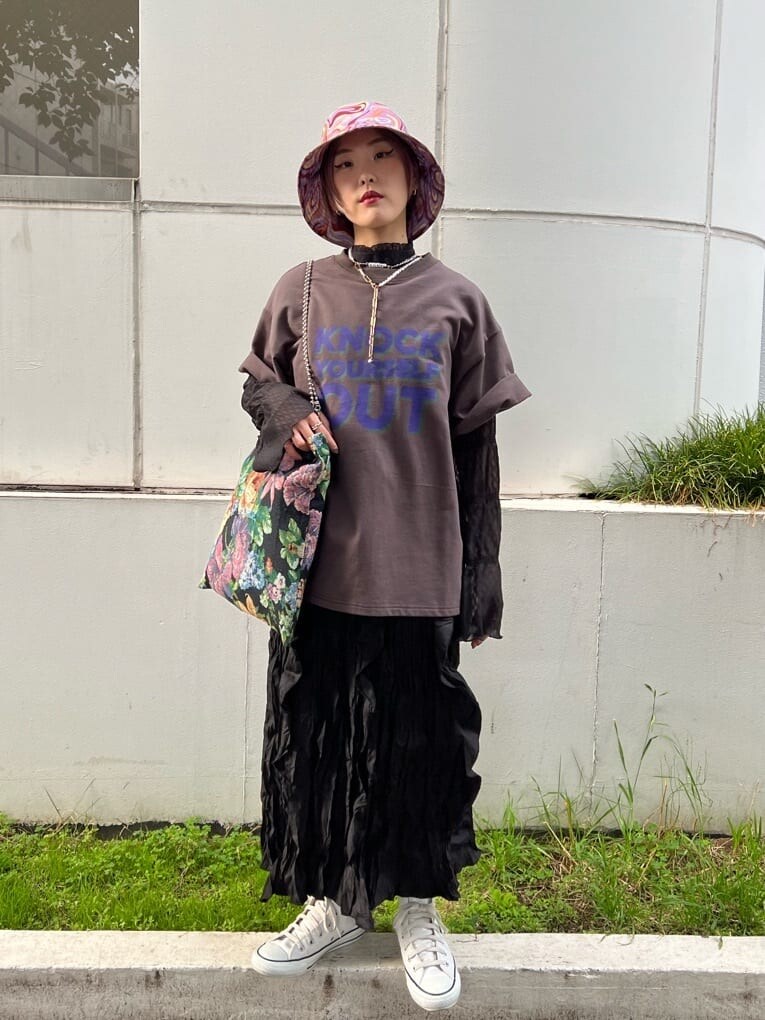 ブラック系のワンピース、ブラック系のトートバッグ、ブラック系のシャツ/ブラウスを着用したレディースの夏コーディネートの2枚目の写真