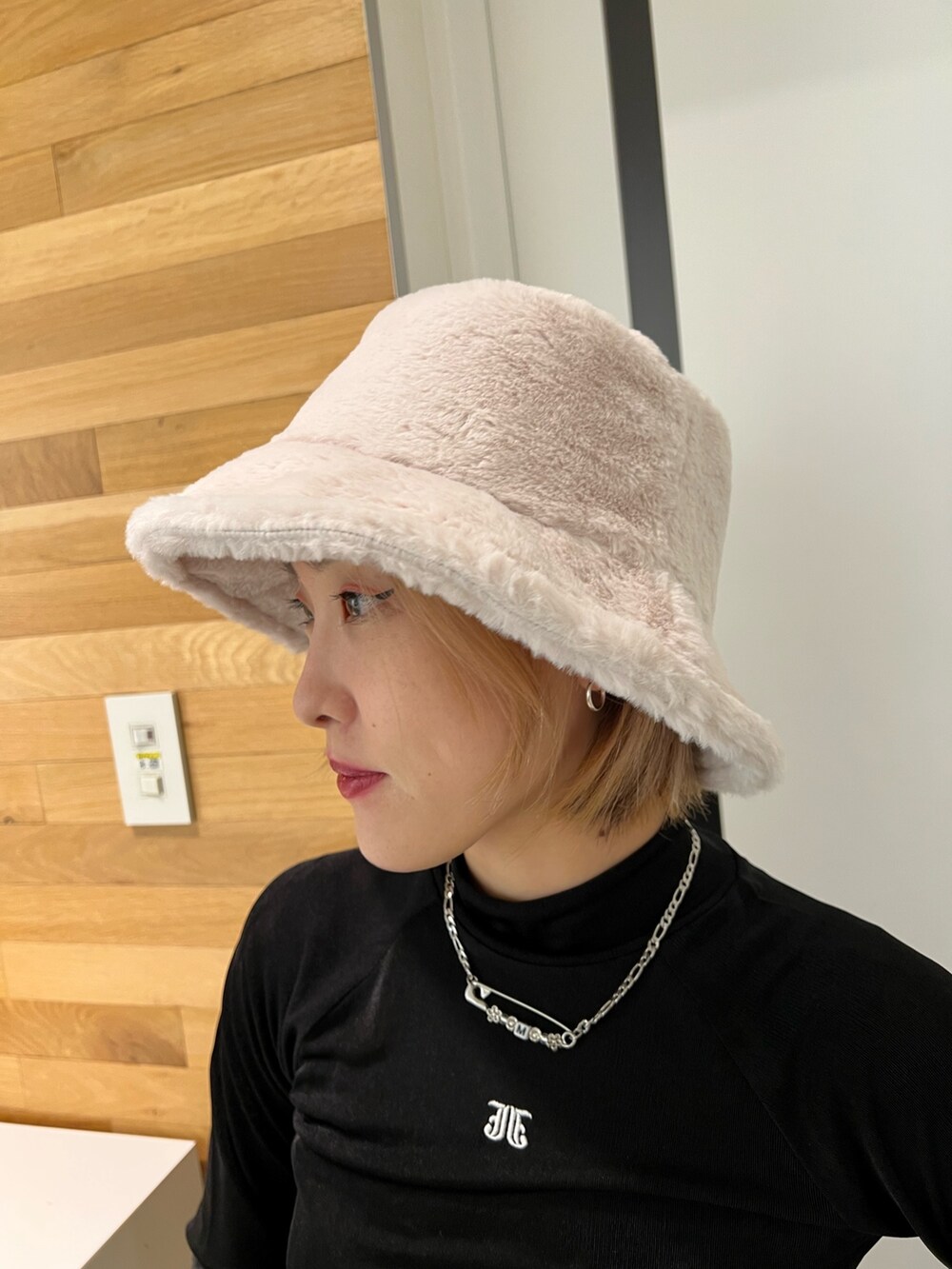 ブラック系のデニムパンツ、ブラック系のTシャツ/カットソー、ベージュ系のワンピースを着用したレディースの秋コーディネートの10枚目の写真