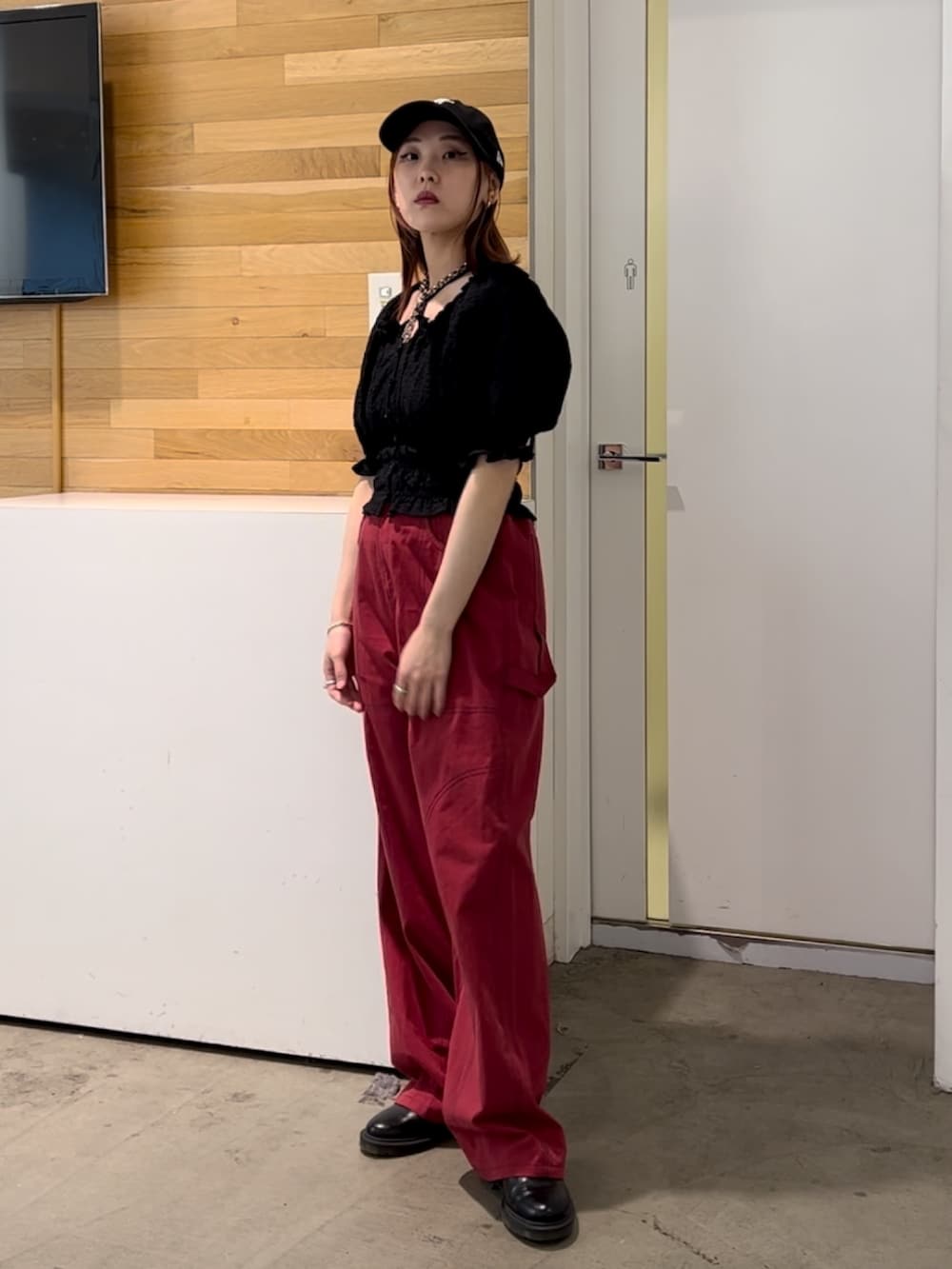 ブラック系のシャツ/ブラウス、レッド系のその他パンツを着用したレディースの夏コーディネートの2枚目の写真