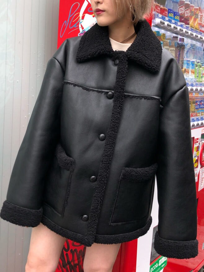 ホワイト系のTシャツ/カットソー、ブラック系のムートンコートを着用したレディースの秋コーディネートの5枚目の写真