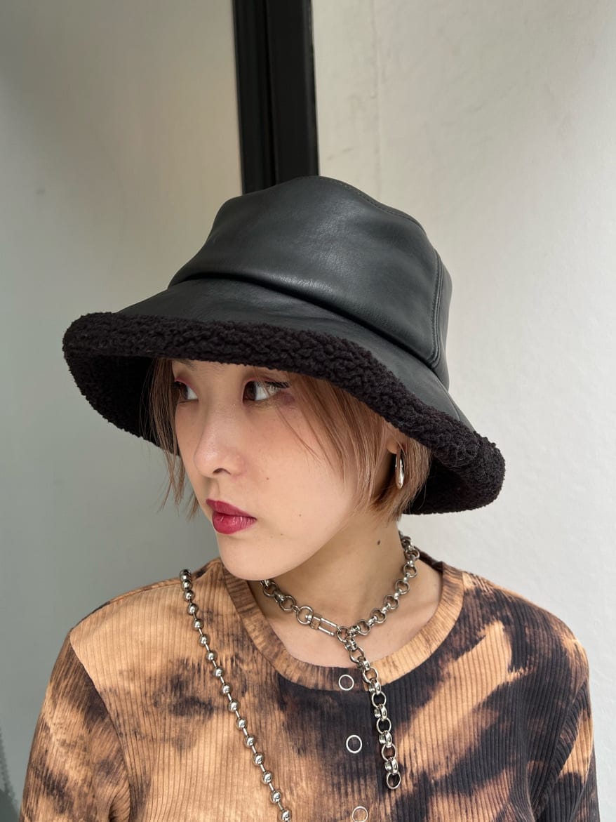 ブラック系のワンピース、ブラック系のTシャツ/カットソー、ブラック系のブーツを着用したレディースの秋コーディネートの10枚目の写真