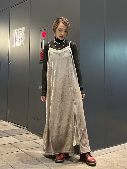 ホワイト系のワンピース、ブラック系のキャミソール、ブラック系のTシャツ/カットソーを着用したレディースの秋コーディネートの5枚目の写真