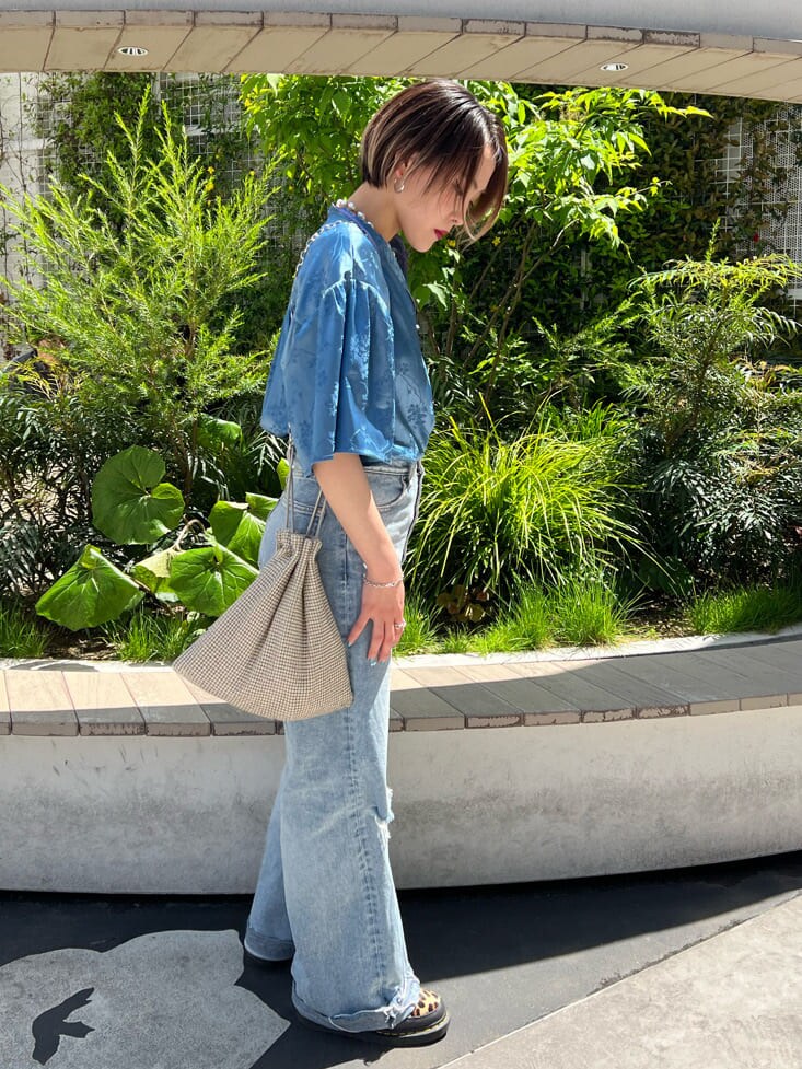 ブルー系のデニムパンツ、ホワイト系のキャミソール、ブルー系のシャツ/ブラウスを着用したレディースの春コーディネートの3枚目の写真