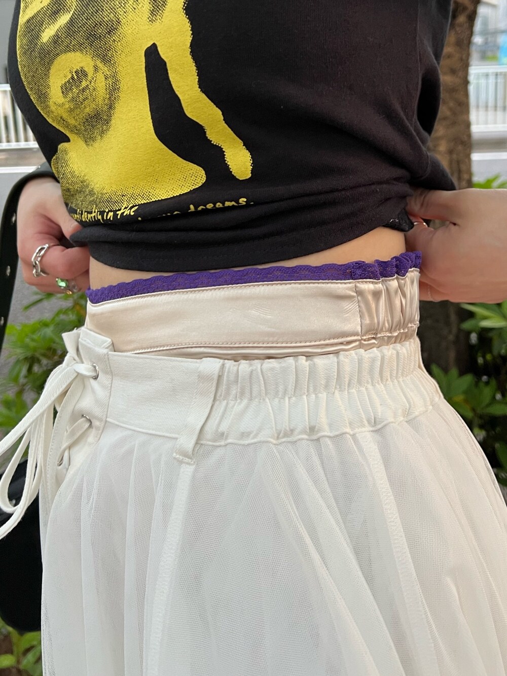 ブラック系のTシャツ/カットソー、ホワイト系のスカート、ブラック系のハンドバッグを着用したレディースの夏コーディネートの8枚目の写真