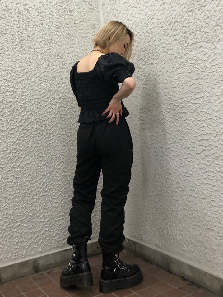 ブラック系のブーツ、ブラック系のシャツ/ブラウス、ブラック系のその他パンツを着用したレディースの夏コーディネートの3枚目の写真