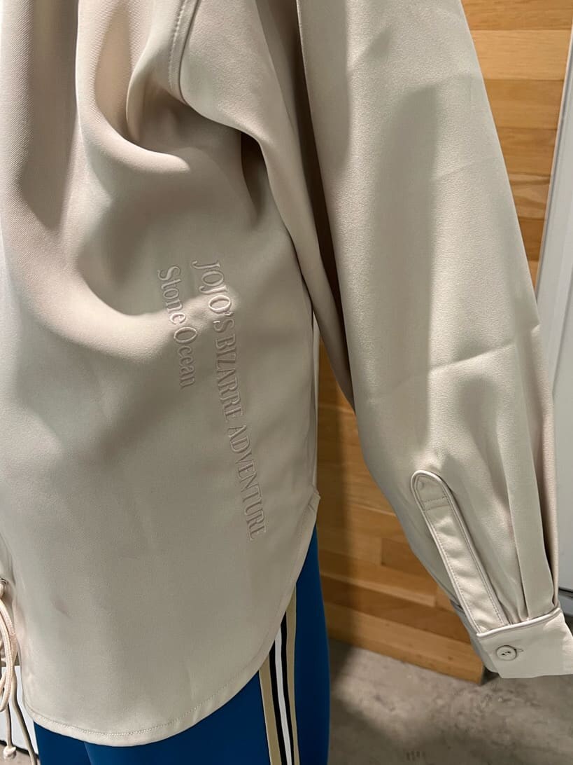 ブラック系のブーツ、ホワイト系のシャツ/ブラウス、パープル系のTシャツ/カットソーを着用したレディースの秋コーディネートの8枚目の写真