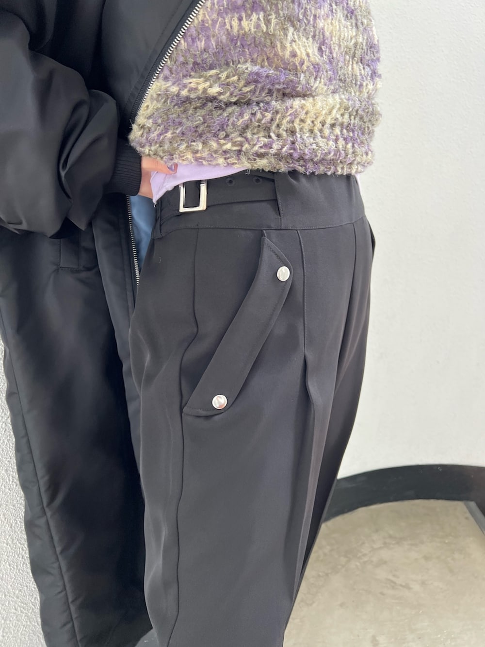 ブラック系のその他パンツ、ブラック系のニット/セーター、ブラック系のブーツを着用したレディースの冬コーディネートの9枚目の写真