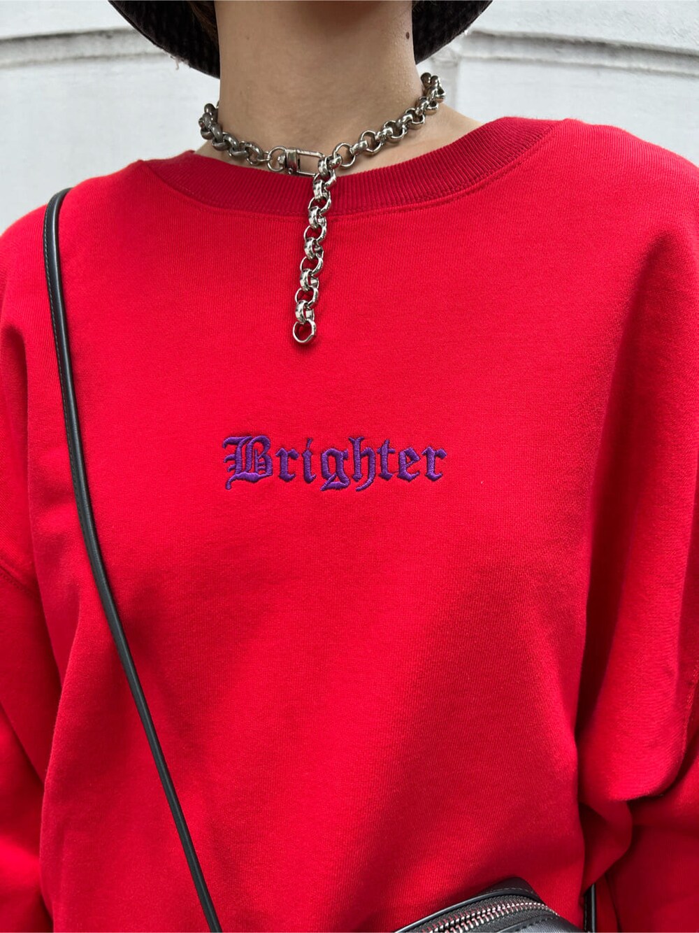 ブルー系のデニムパンツ、ブラック系のその他シューズ、ブラック系のワンピースを着用したレディースの夏コーディネートの6枚目の写真