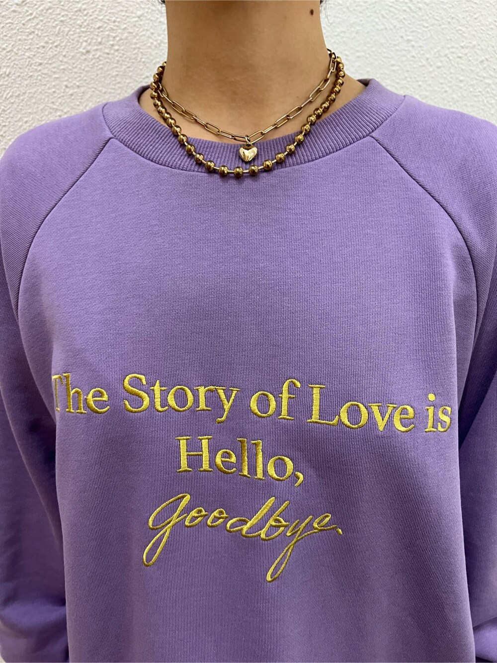 イエロー系のその他シューズ、パープル系のスウェット、シルバー系のブレスレットを着用したレディースの夏コーディネートの7枚目の写真