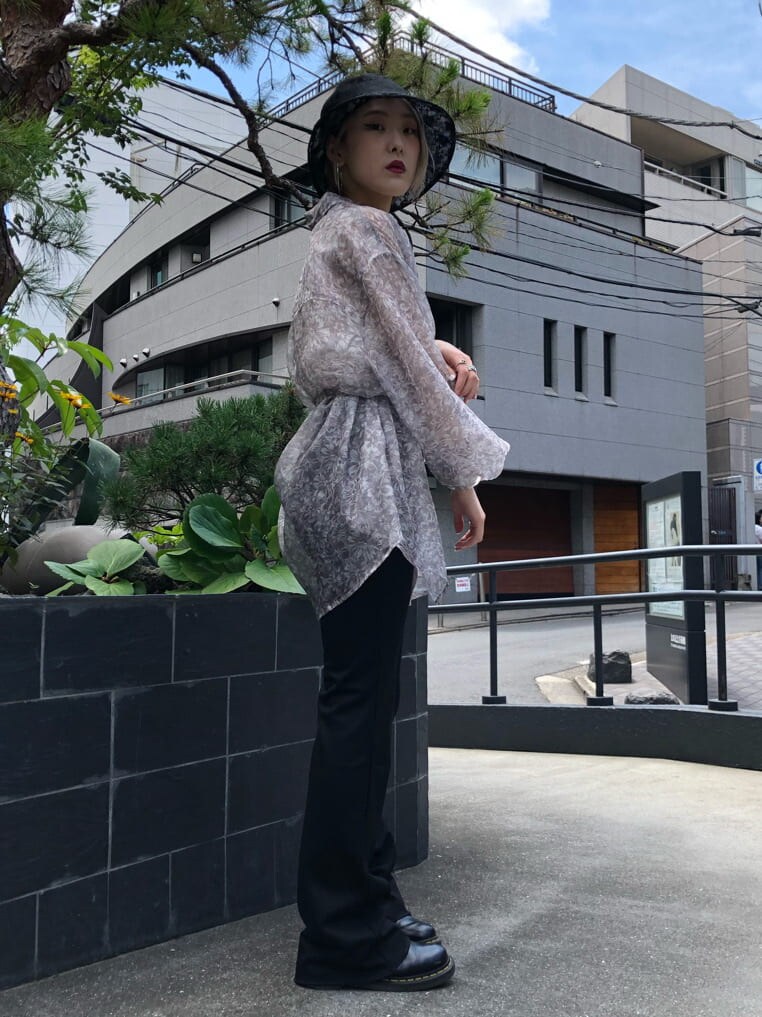 ブラック系のその他パンツ、その他のシャツ/ブラウス、ホワイト系のキャミソールを着用したレディースの夏コーディネートの2枚目の写真