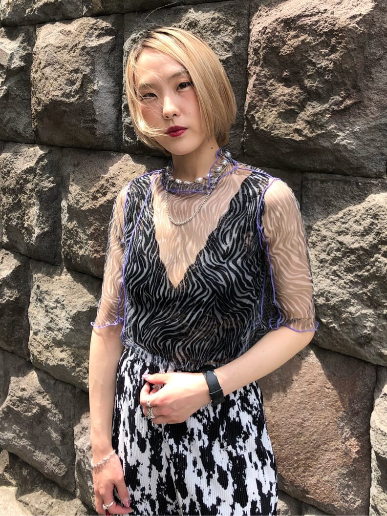 ホワイト系のワンピース、その他のその他パンツ、ブラック系のショルダーバッグを着用したレディースの夏コーディネートの7枚目の写真