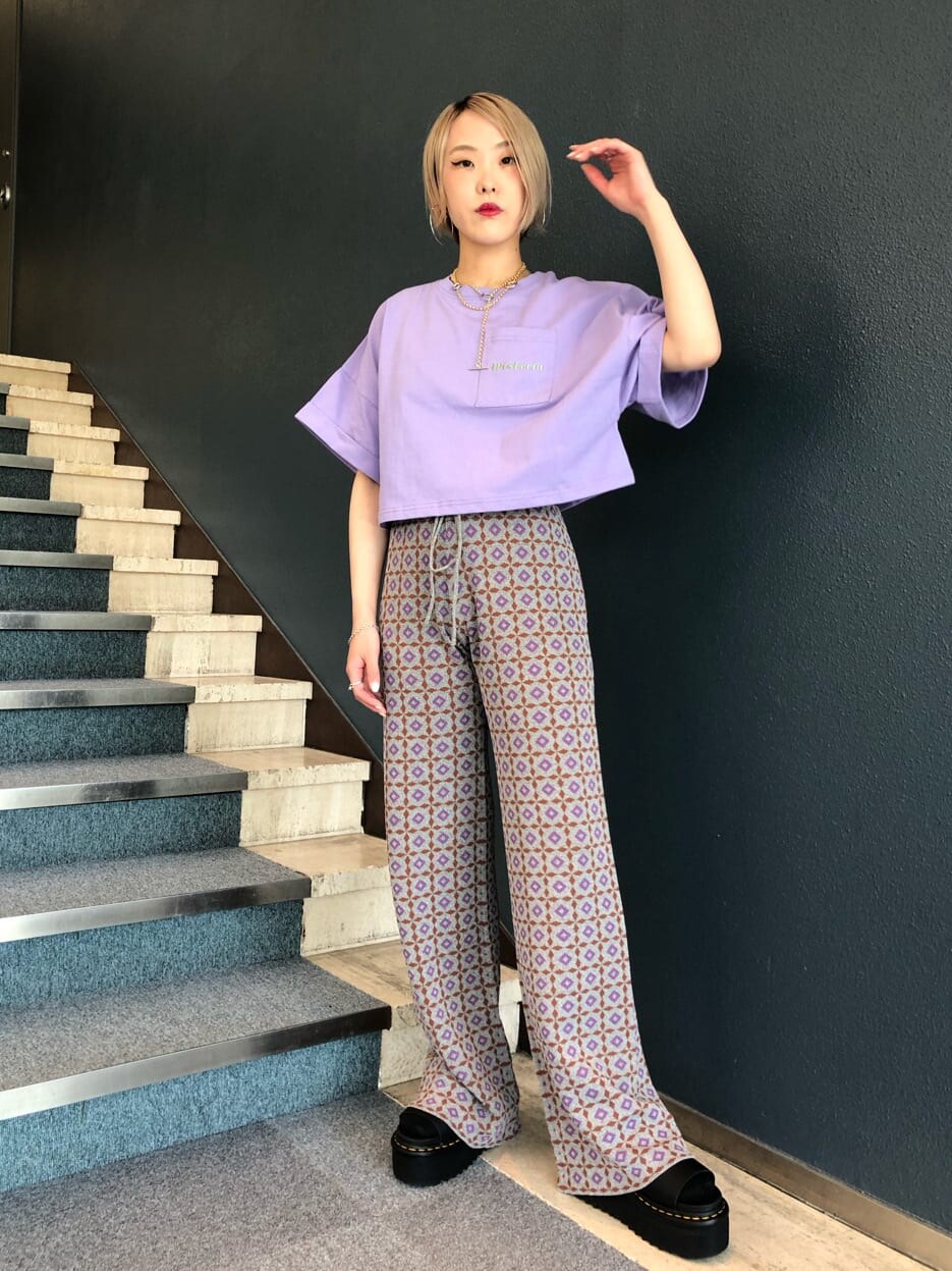 パープル系のTシャツ/カットソー、ブラック系のキャミソール、グレー系のその他パンツを着用したレディースの夏コーディネートの2枚目の写真