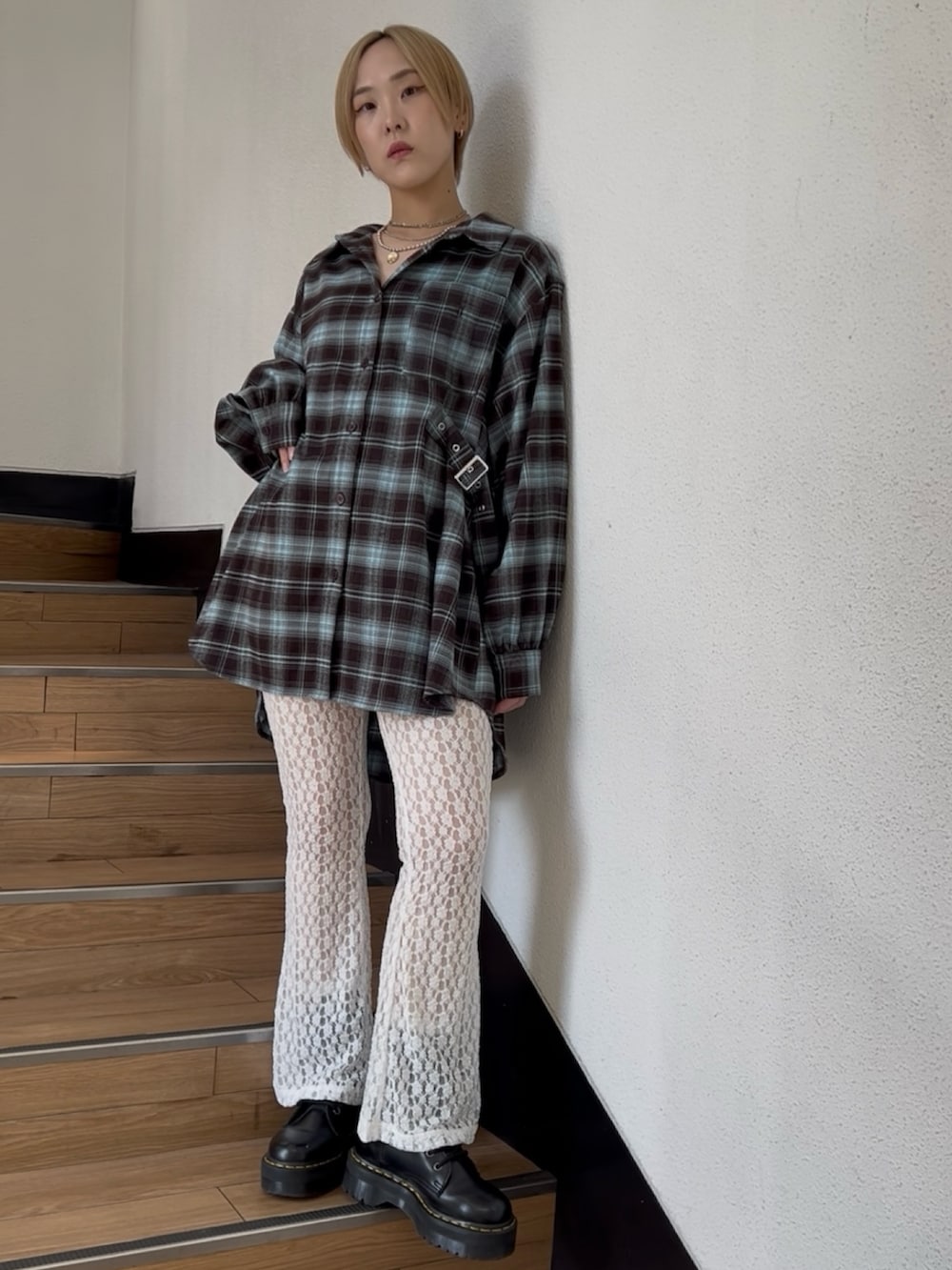 ブラウン系のシャツ/ブラウス、ホワイト系のその他パンツ、ブラック系のブーツを着用したレディースの夏コーディネートの6枚目の写真