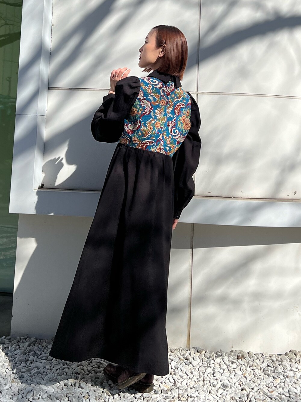 ブラック系のワンピースを着用したレディースの冬コーディネートの3枚目の写真