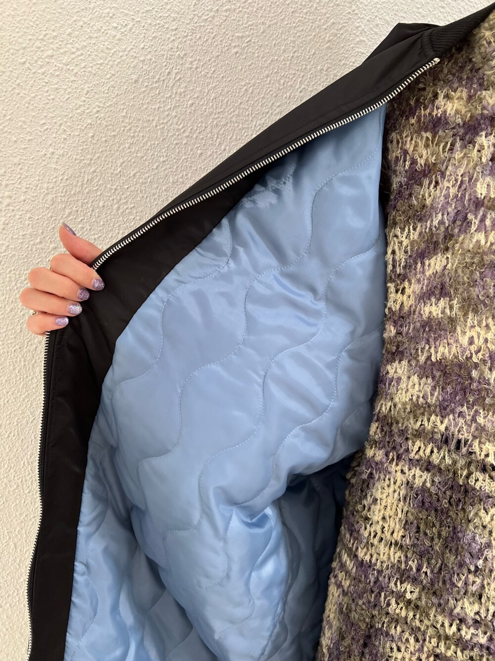 ブラック系のその他パンツ、ブラック系のニット/セーター、ブラック系のブーツを着用したレディースの冬コーディネートの7枚目の写真